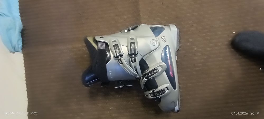 горные лыжи и ботинки