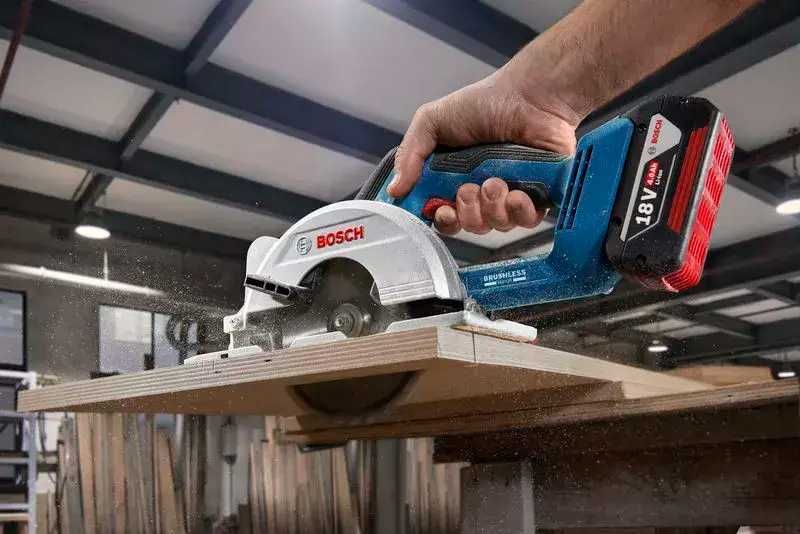 Акумулаторен ръчен циркуляр Bosch 18V GKS 18V-51 ,140 mm , без батерии и зарядно