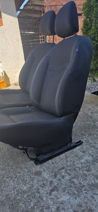 Vând scaune Logan 2