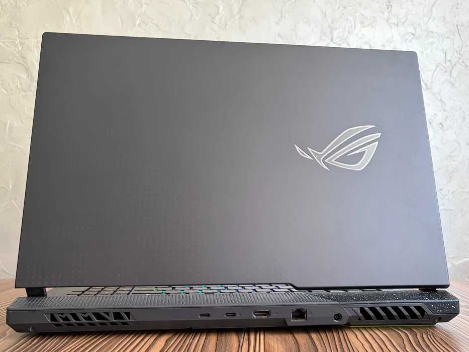 Asus Rog Strix (Ryzen 9 / 240 Hz / 17.3)