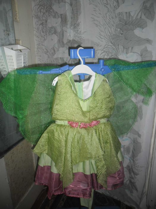 продам нарядное платье на девочку 4-6лет