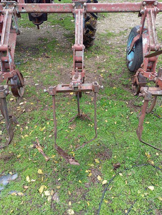 Vând prășitoare cu 5 sectii românească.ideala pt tractor u445.