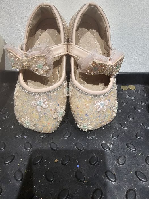 Продам туфли детские новые .