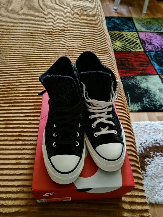 Vând tenesi convers noi