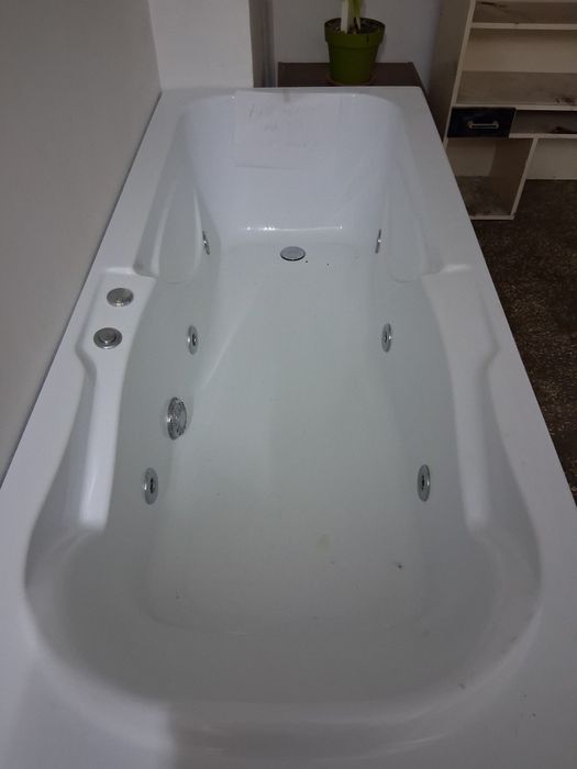 Cada cu hidromasaj in stare perfecta ,ca noua