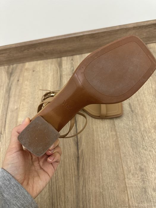 Босоножки от Zara.