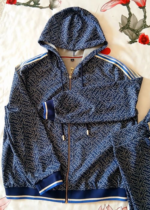 Dvoyka. Siniy ko'k ranggida. Kuz, mavsumiga bemalol kiysela boladi...