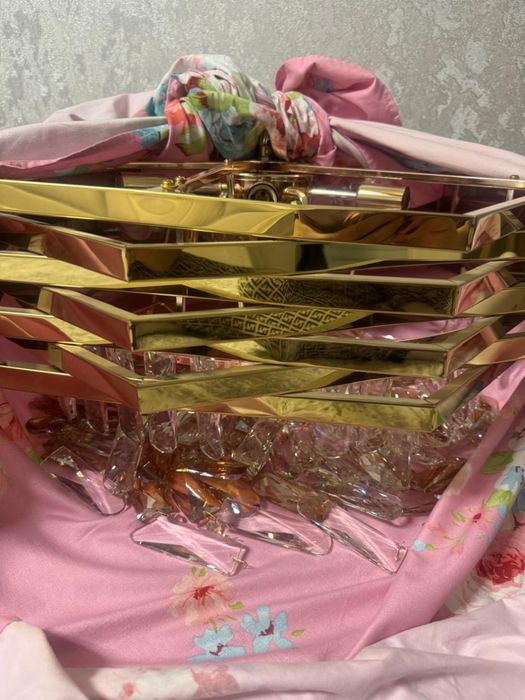 Люстра б/у продается чуть сломана