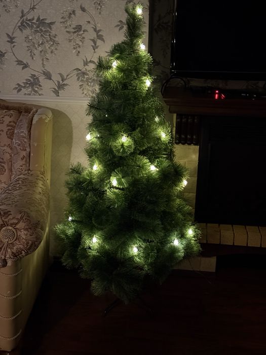 елка с герляндами