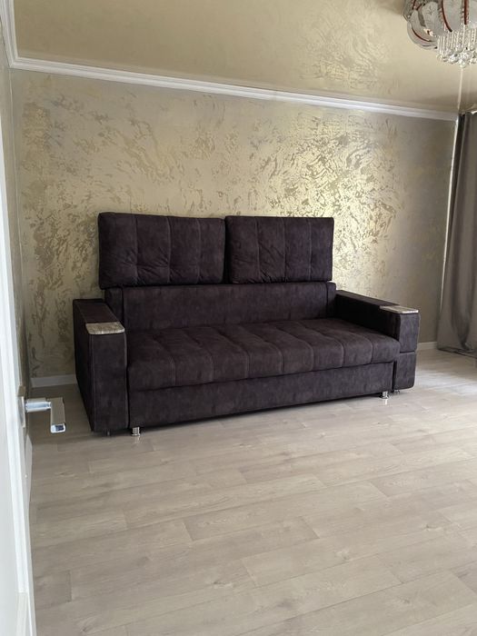 Шикарный раскладной диван со столиком