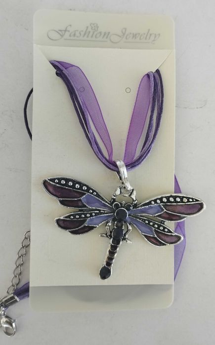 Посребрени колиета,с родиево покритие медальони с естествени камъни .