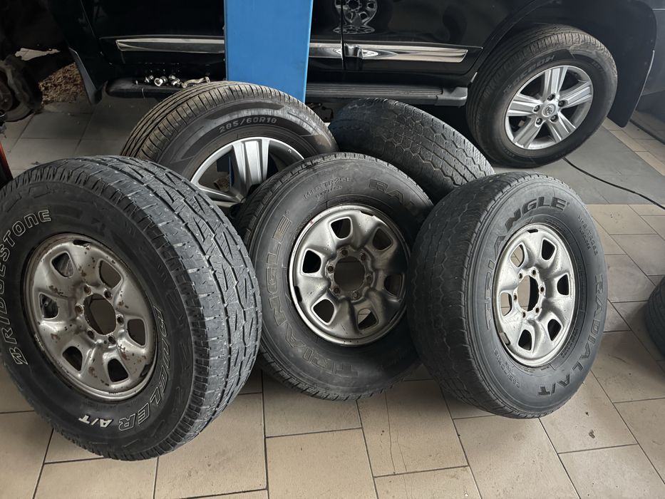 Hilux диски с покрышками и решетка
