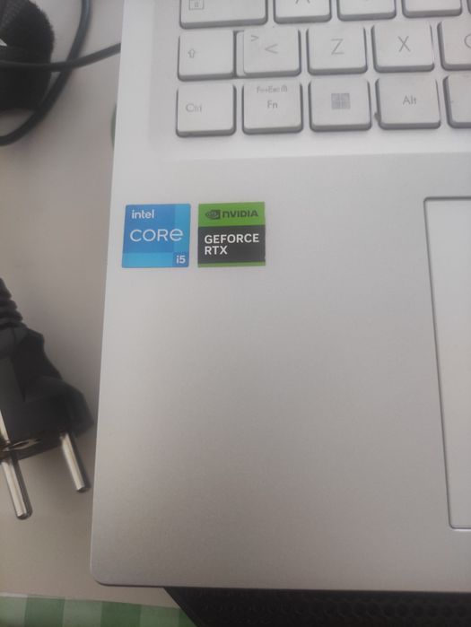 Laptop asus vivobook,Schimb și cu iPhone 15 sau 16