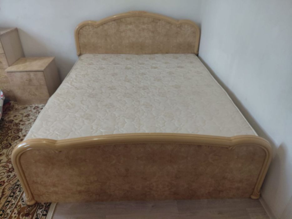 Двуспальный  кровать с матрасом