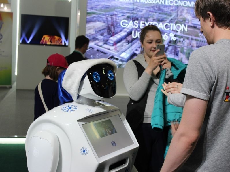 Робот promobot v2