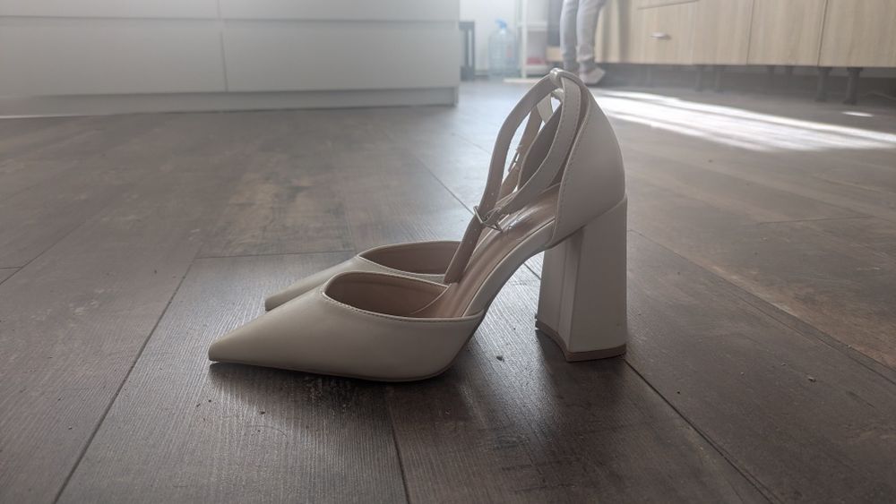 Vand tocuri albe stiletto cu toc gros 36