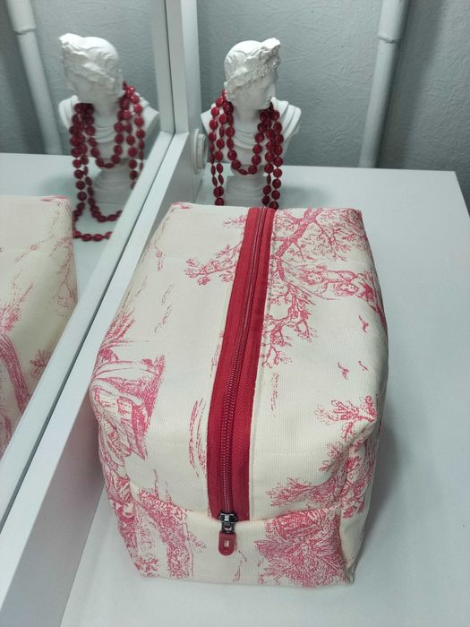 Продам косметички Диор и др.