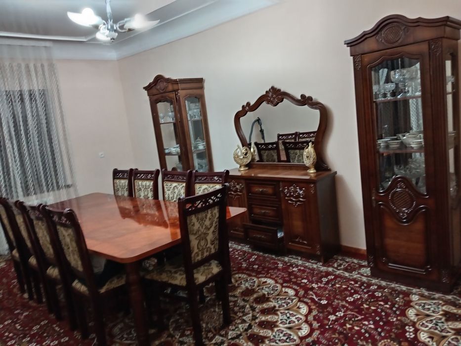 Shu komplekt kamod penal va 12 kishilik stol stul sotiladi xolati yaxs