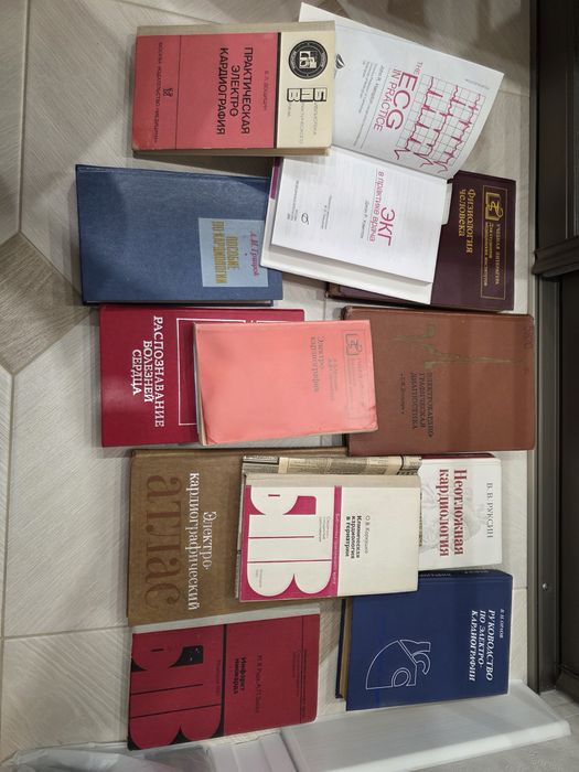 Книги разные- медицинская литература,словари,