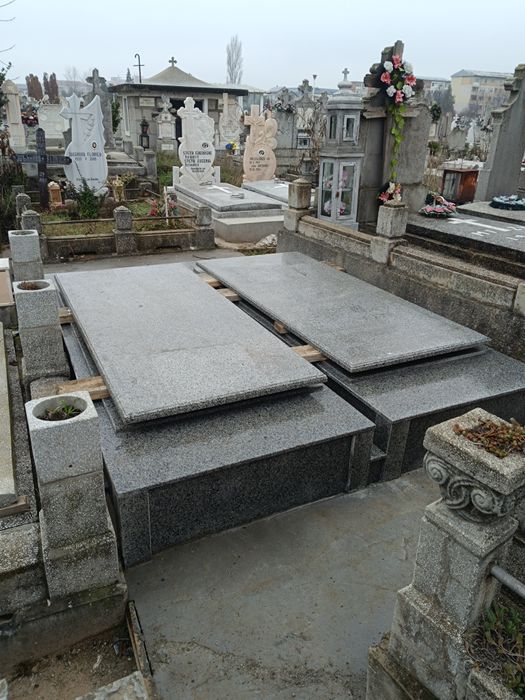 CAVOURI de Vânzare cu 2 sau 4 locuri,Cimitirul Sf Gheorghe, DROBETA