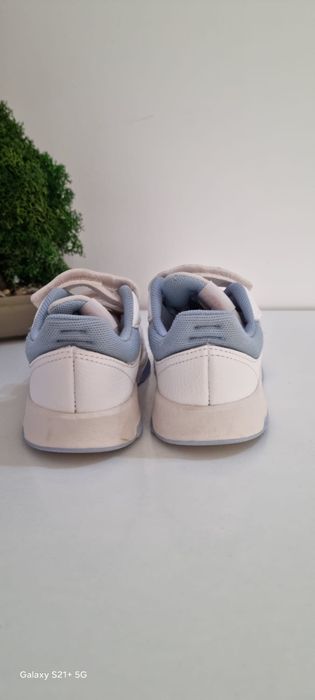 Adidași copii Adidas alb roz, cu scai, comozi, stare foarte buna marimea 27