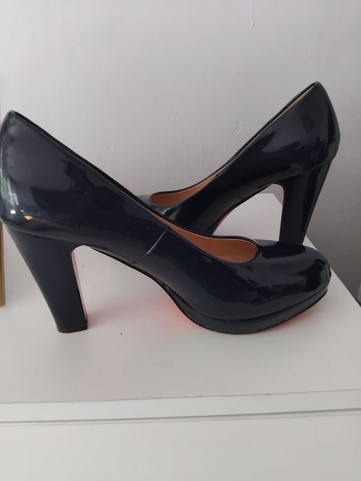 Продам женские синие туфли.