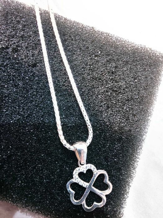 Чисто ново ефектно сребърно колие с детелинка висулка