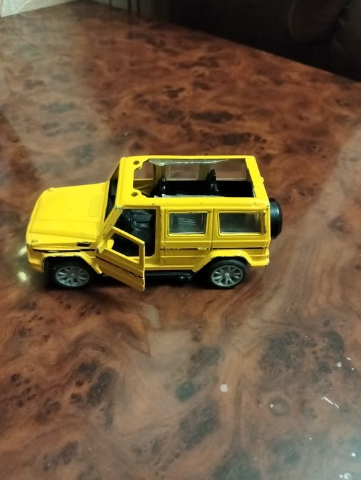 Продам железные машинки модельки. 500 т за обе.