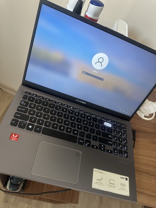 Vand laptop ASUS VivoBook r5
