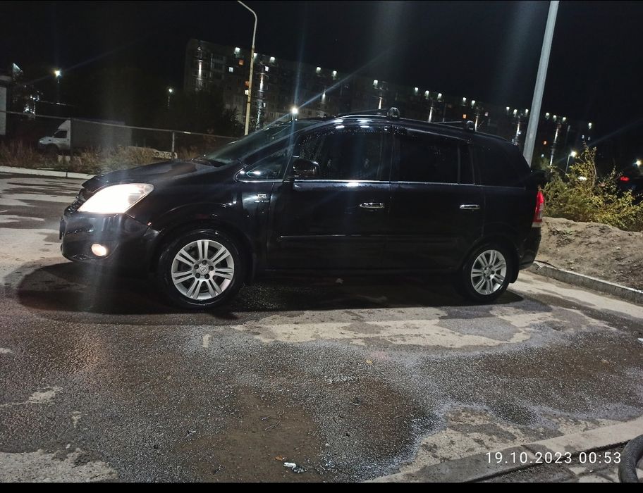 Opel Zafira B 2011год