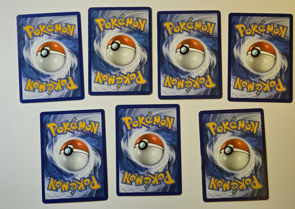 Lot 19 Pokémon Cards - Charizard, Squirtle Holo, Dragonite, Umbreon