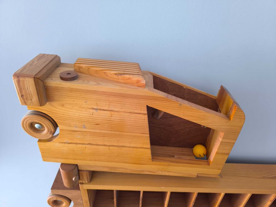 Продавам дървен камион уникат етажерка за колички 81 броя.