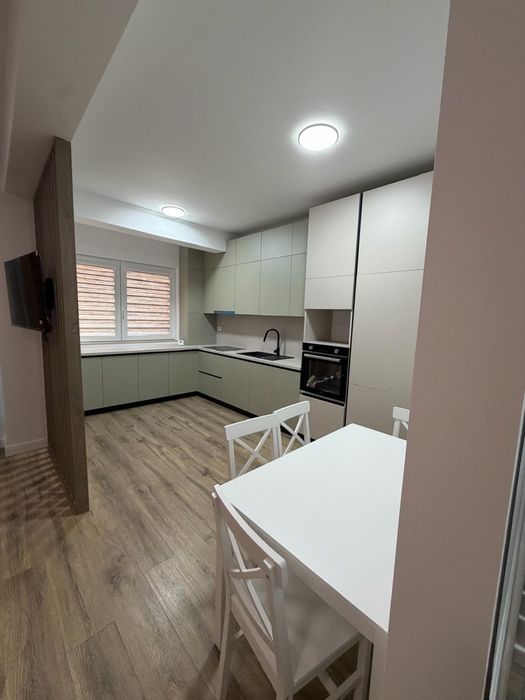 Inchiriez apartament  cu parcare subterana
