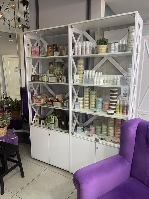 Продам Витрины шкафы торговое оборудование