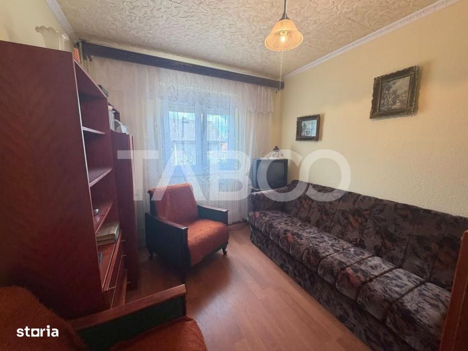 Apartament 2 camere semidecomandat 40 mp utili + balcon 5 mp etaj 2