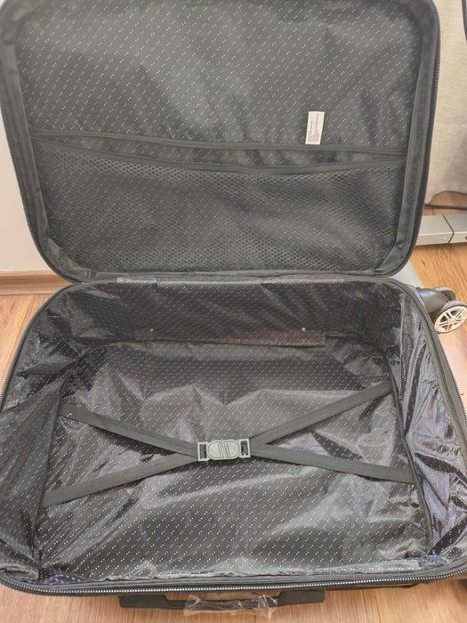 Куфар 55/39/19 с код за закопчаване и махащи се колелца