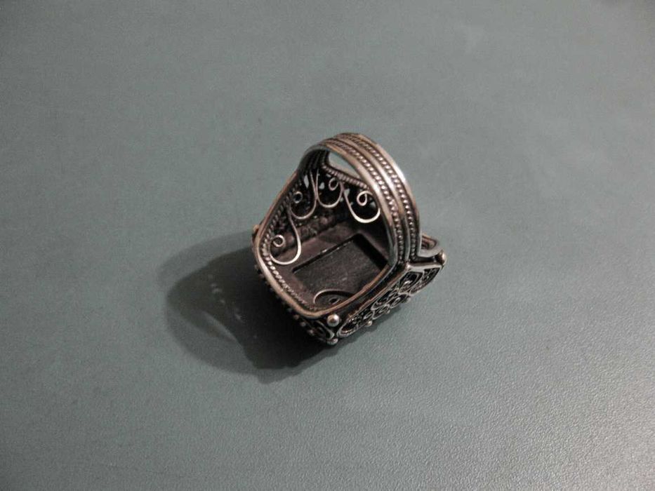 Перстень (филигрань, серебро) с черным камнем.