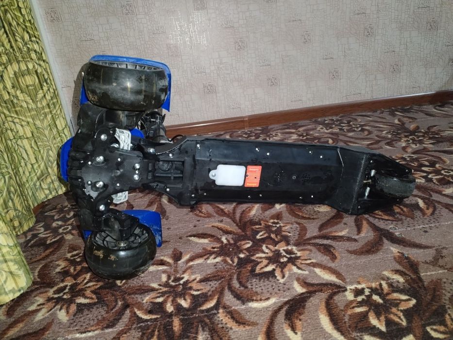 Детский фирменный самокат" в отличном состоянии