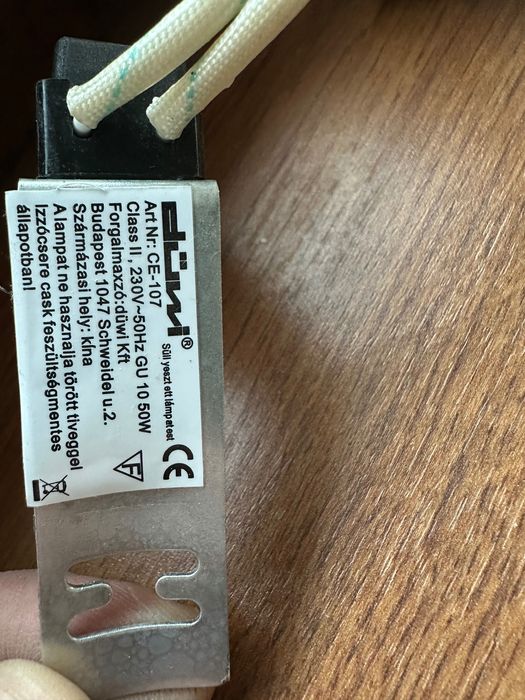 Пълен комплект нови халогенни лампи с лунички за вграждане и фасонки