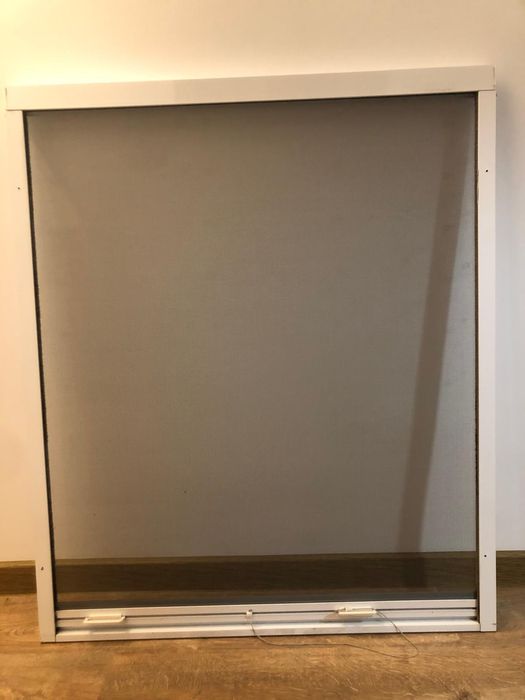 Plase tantari tip RULOU, ALB, retractabila Schuko