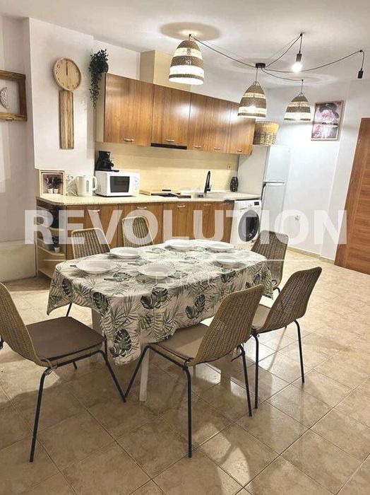 Тристаен апартамент в района на Златни пясъци!