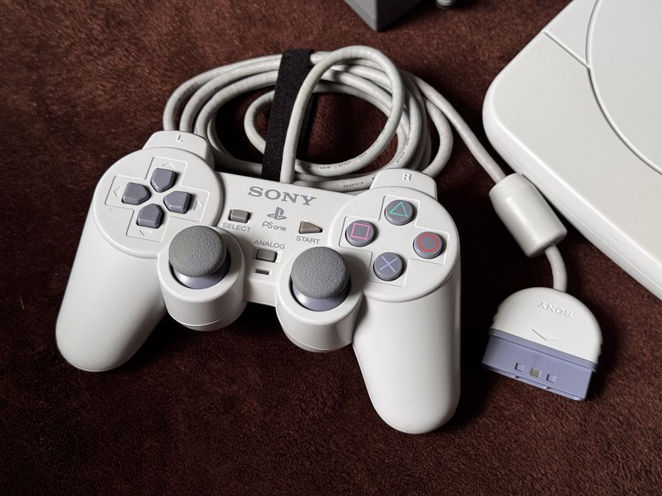 Consola Sony PSOne (Playstation 1 Slim) cu accesorii