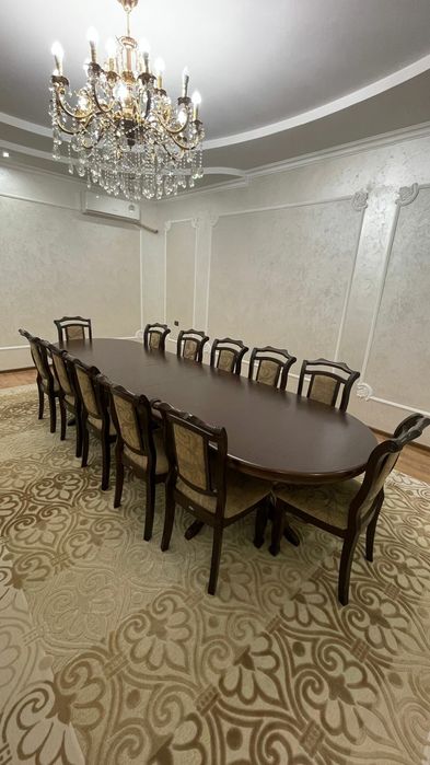 Стол стулья для гостей