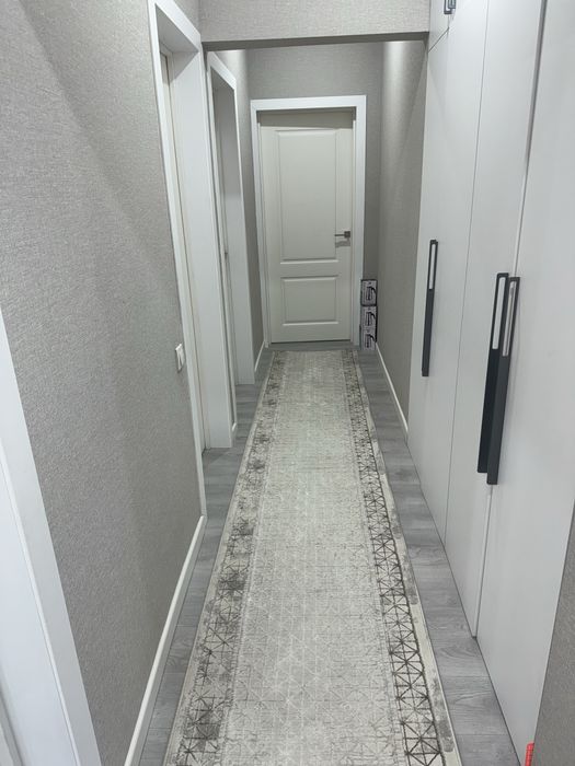 Дорожка ковер бело серый