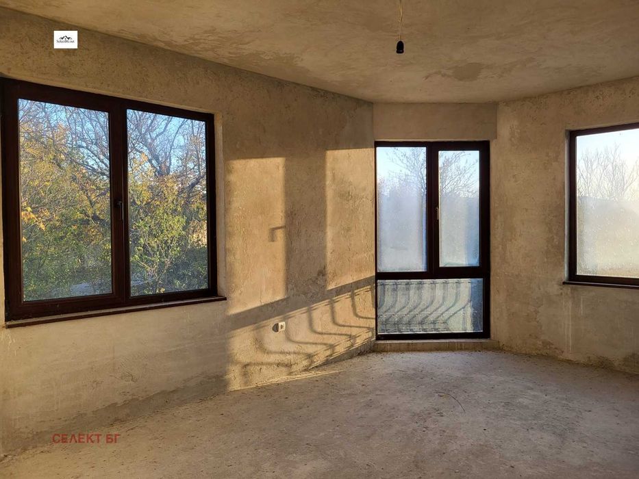 Масивна нова къща в с. Велчево