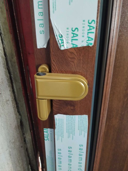 UȘA PVC SALAMANDER NUC DE EXTERIOR ,Deschidere stânga interior .