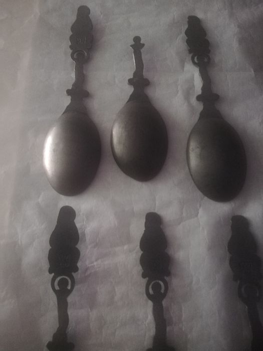 Linguri din zinc pe suport