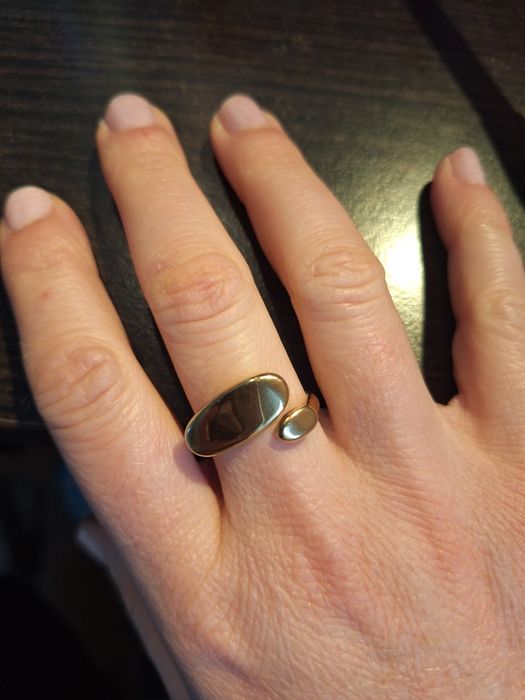 Продавам комплект от стомана пръстен и обеци