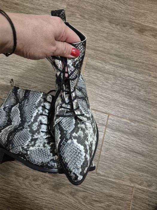 Чисто нови дамски боти