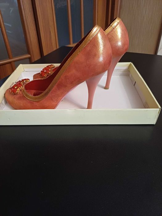 Женская обувь разная